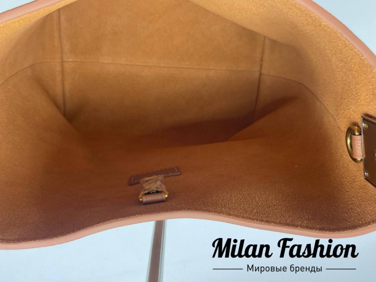 Сумка Low Key Hobo Louis Vuitton V33582. Вид 4